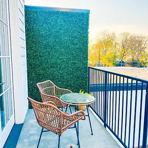 https://jungle-room-boutique-luxe-stay-mins-to-broadway.nashville-hotels.org